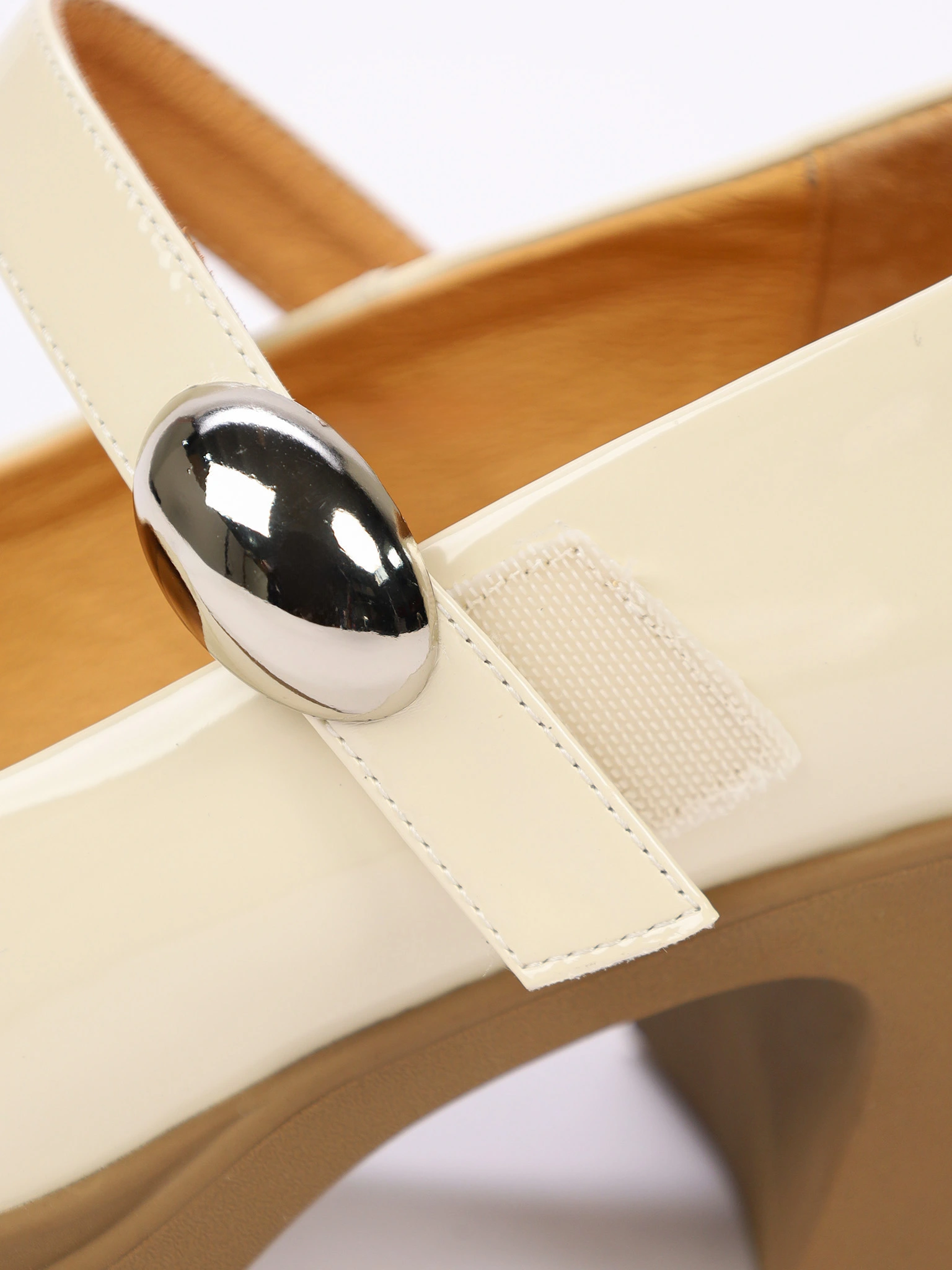 Туфли мэри-джэйн лакированные молочного цвета на высоком каблуке